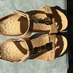 Vionic NWOT.  Striking pattern and color.  Comfortable , adjustable fit